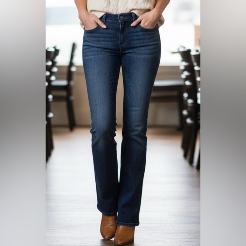7 For All Mankind Med to Dark Blue Wash Bootcut Jeans, Size 26